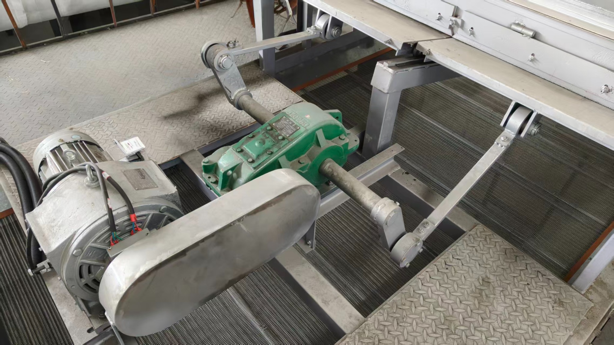 Drive system on konjac drying equipment